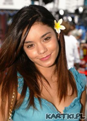 Vanessa Hudgens z kwiatkiem...:);pp