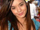 Vanessa Hudgens z kwiatkiem...:);pp