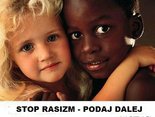 Powiedz nie rasizmowi! Każdy zasługuje na bycie kochanym, bez względu na kolor skóry.